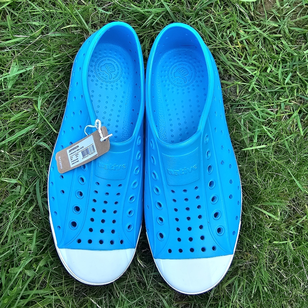 NWT Native Jefferson ultra blue/shell white J2 youth shoes